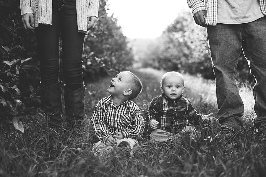 apple orchard session with ct family photographer