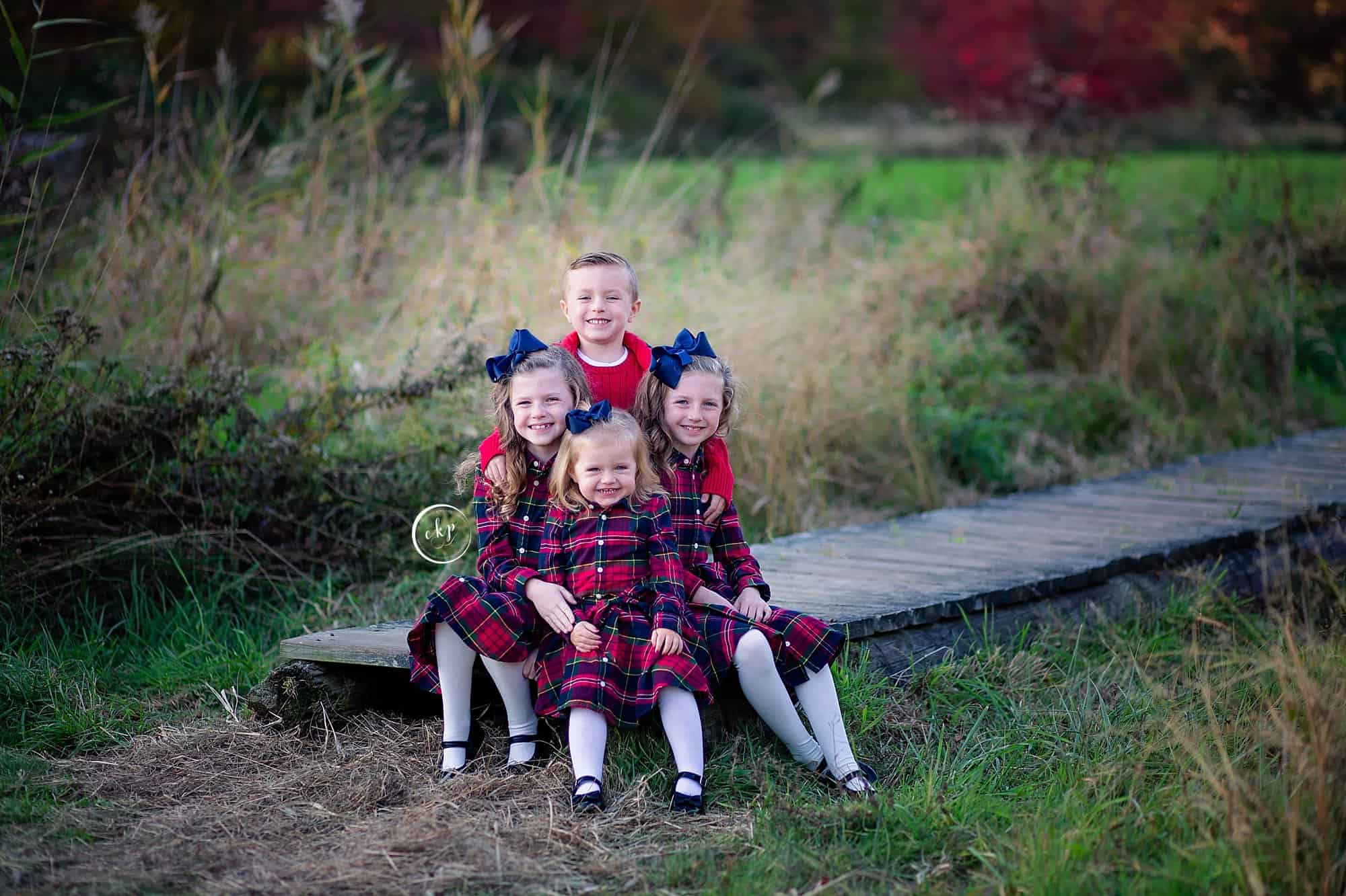 Fall family photography portraits in new england large family madison ct park folaage