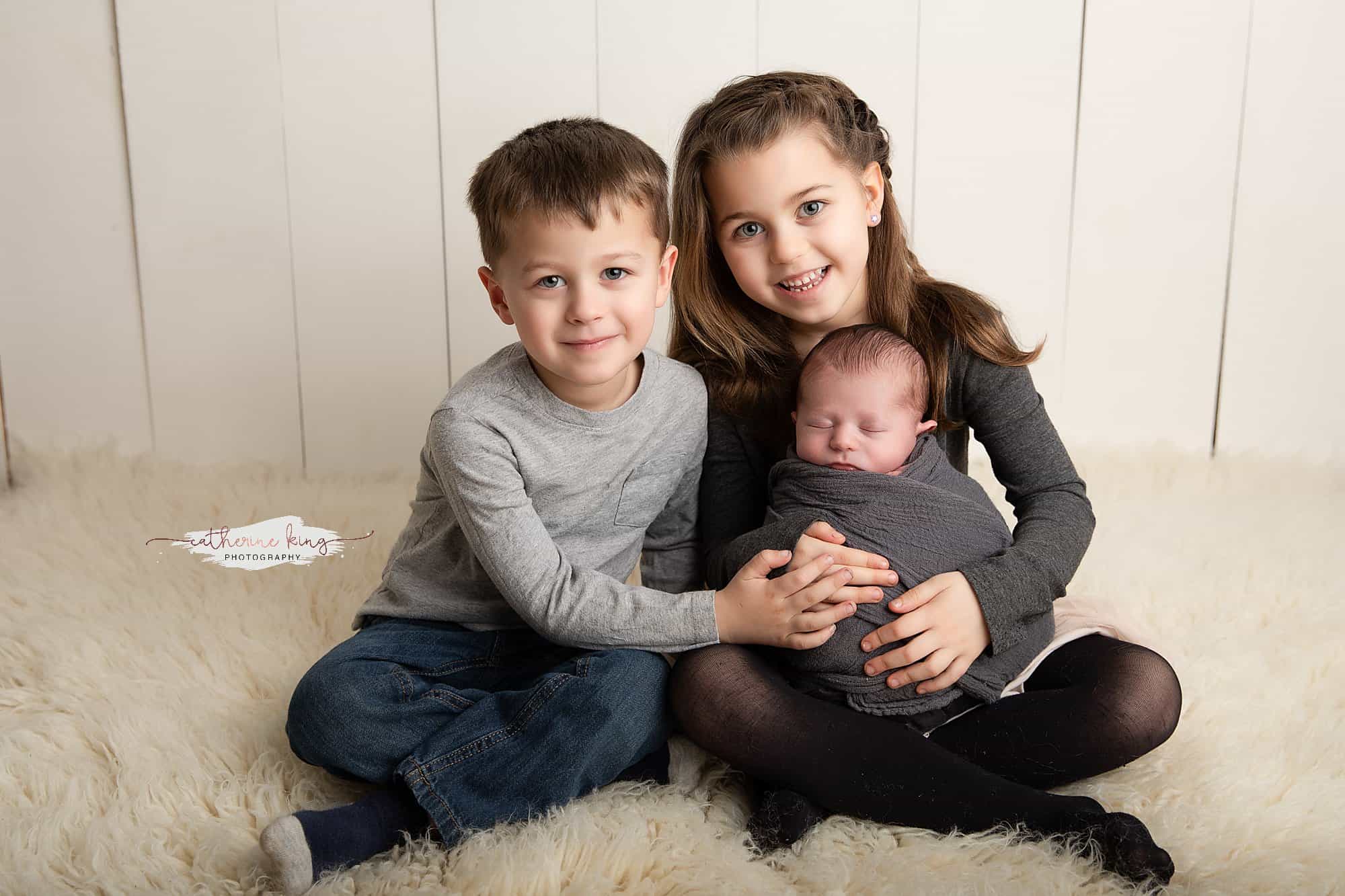 incorporating siblings in your newborn photographs