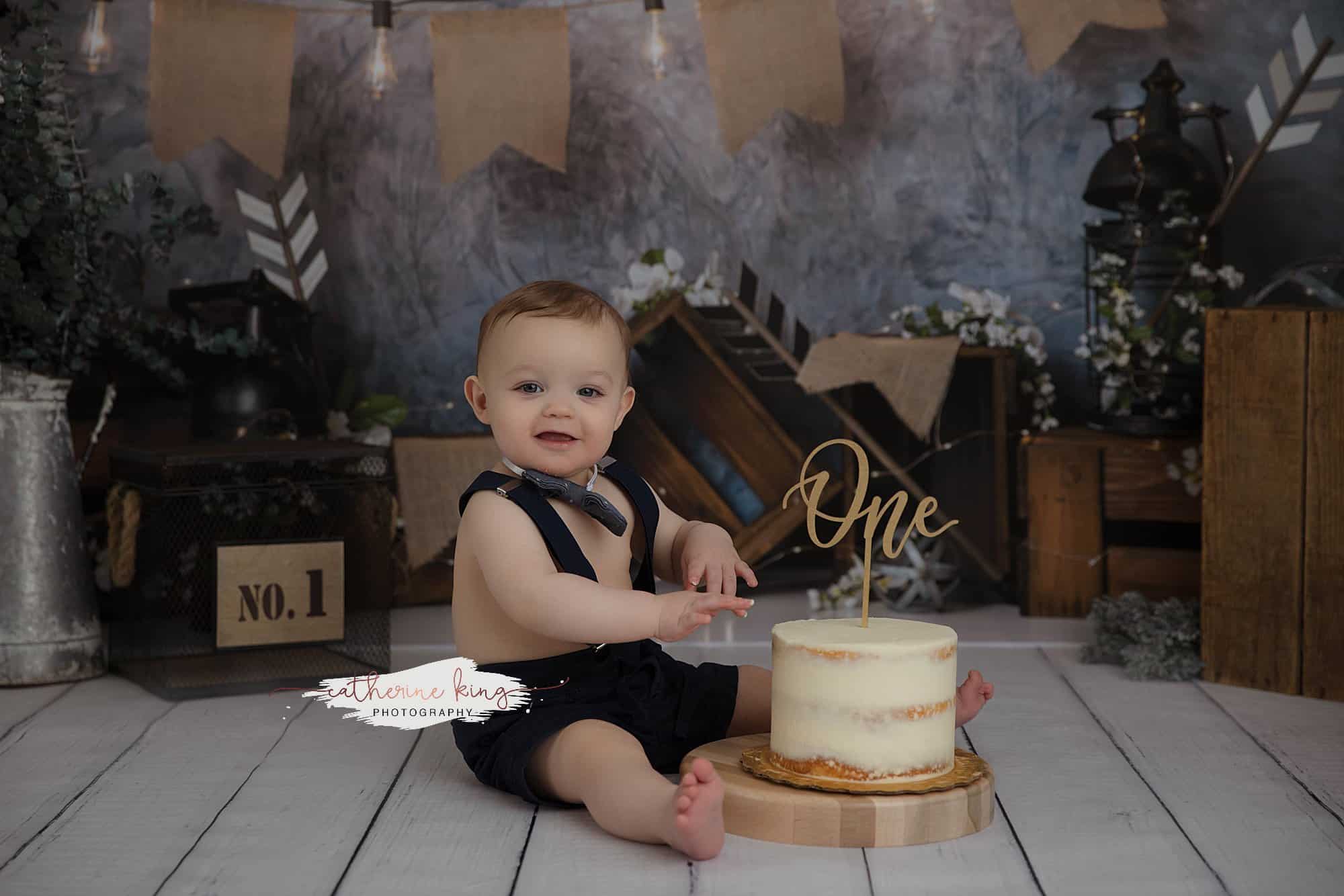 Connor's first birthdya celebration with cakesmash and family photos in Madison CT