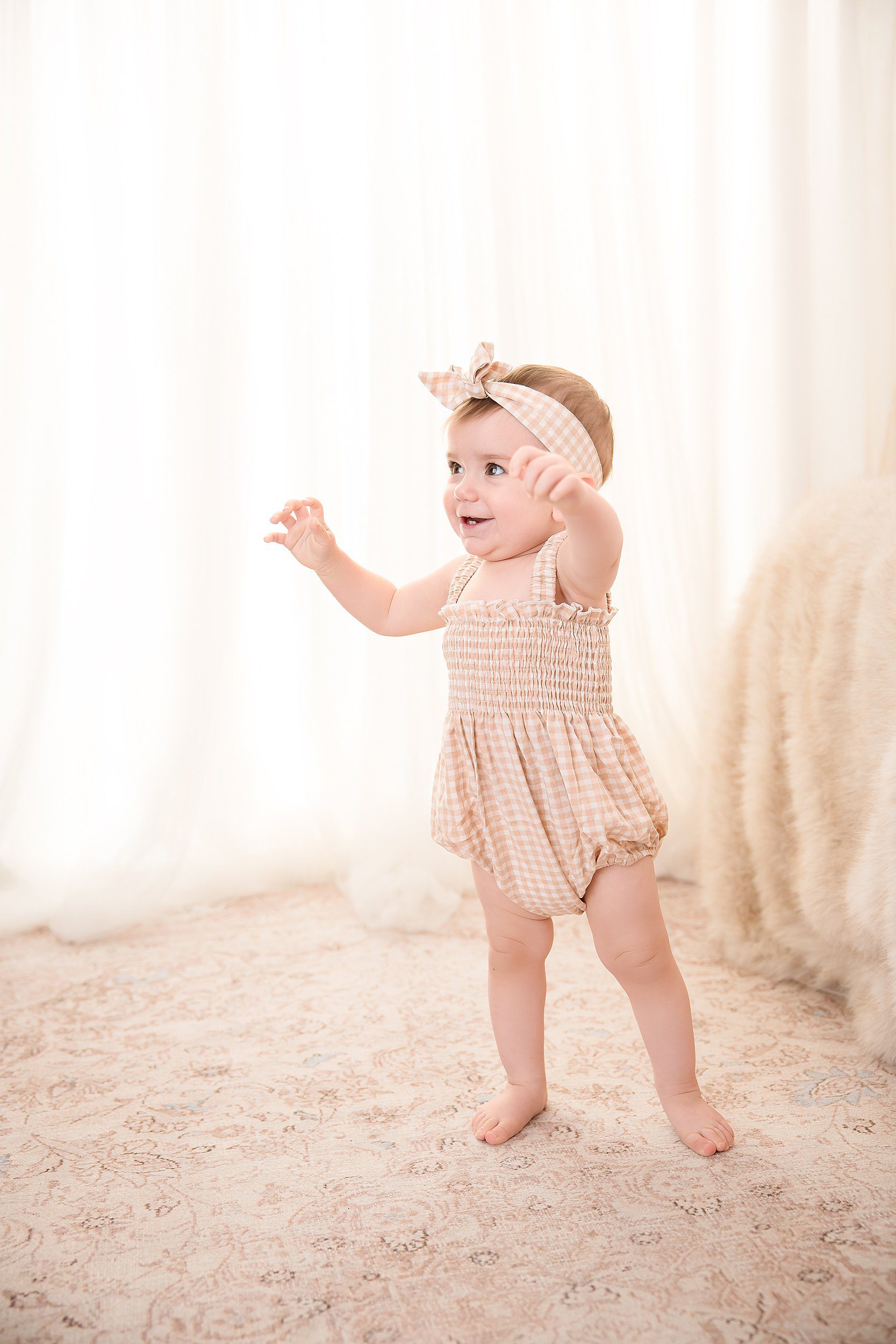 baby plan photographer on the connecticut shoreline capturing first steps